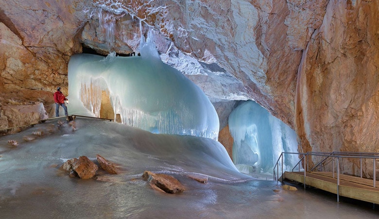 Внутри ледяной пещеры Айсризенвельт