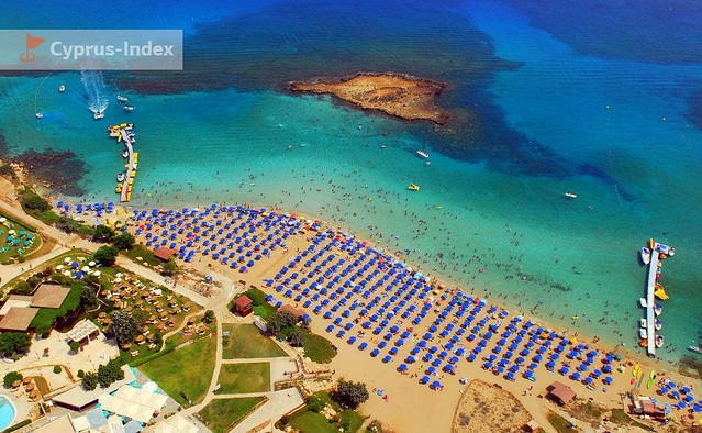 Пляж Фиг Три Бей. Песчаные пляжи Кипра в центре курортного города Протарас