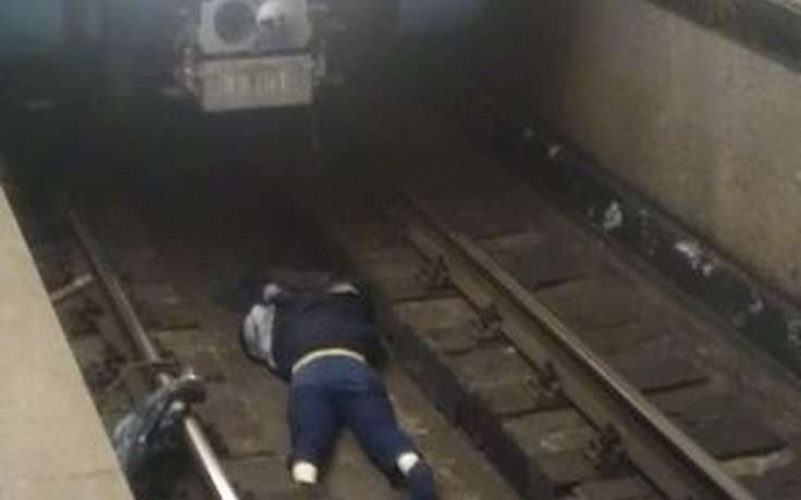 Человек упавший с платформы в метрополитене