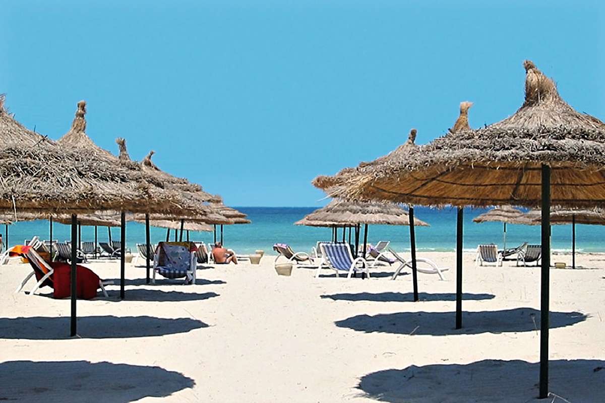 Тунис погода сейчас. Джерба Тунис. Тунис Джерба пляжи. Сан клаб Джерба море. Тунис Джерба отель Сан клаб 4.