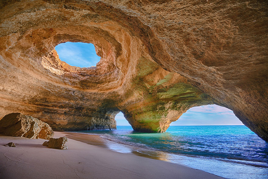 15. Пещерный пляж в Алгарве, Португалия.
