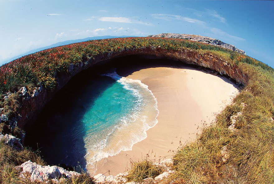 2. Скрытый пляж на островах Мариетта, Мексика.