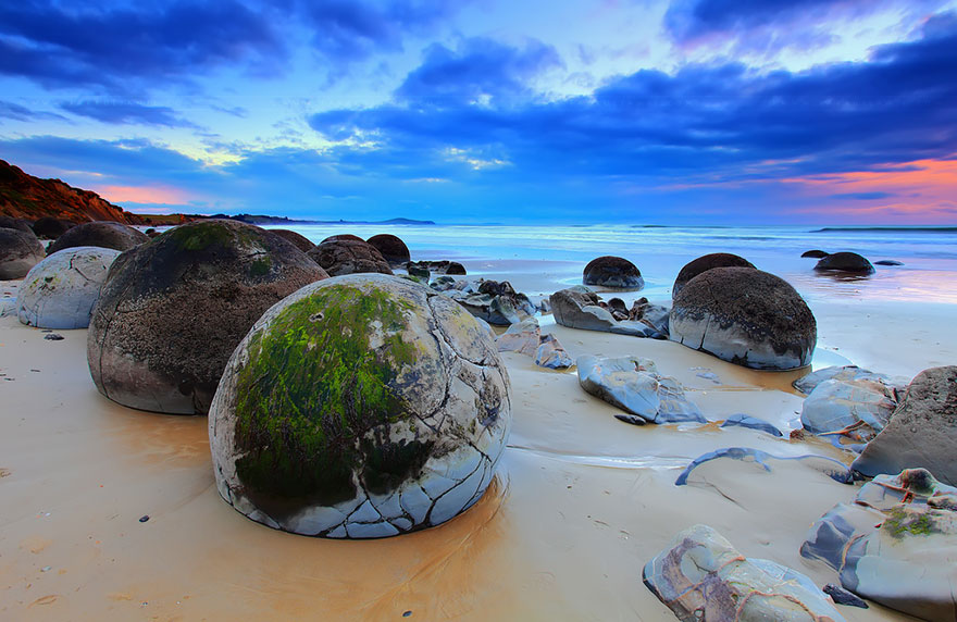 8. Яйца драконов на пляже Коекохе, Новая Зеландия.