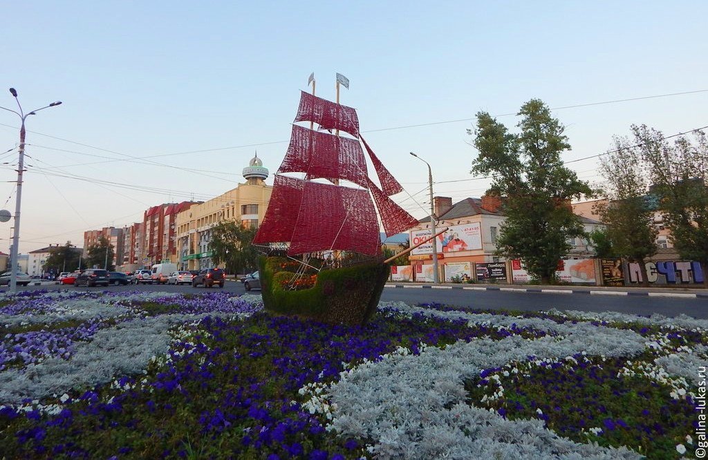 Куда сходить в орле. Куда сходить в городе Орел. Цветы на фоне города орла. Куда сходить ы Орле. Куда можно сходить в Орле.