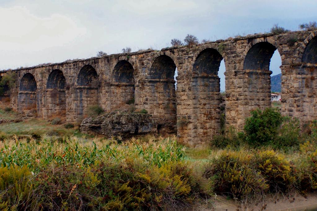 Акведук, оставшийся от римлян