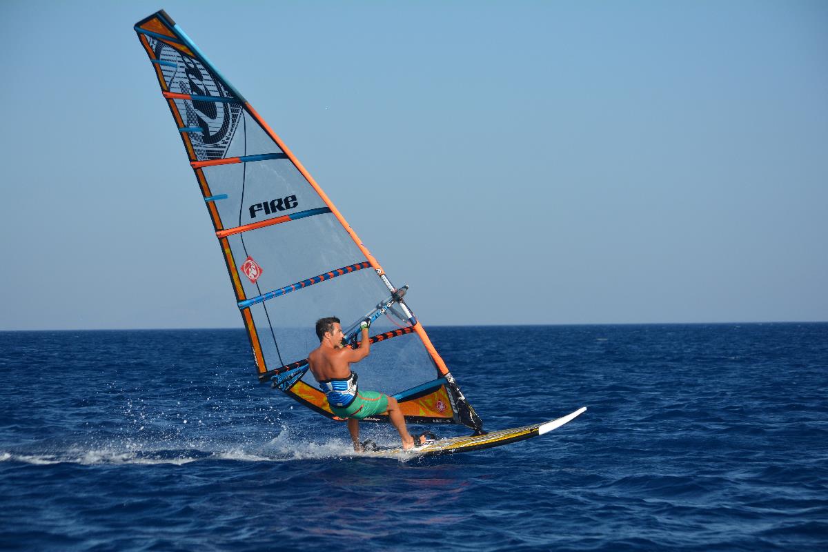 Windsurfing перевод. Виндсерфинг. Доска с парусом. Серфинг с парусом. Серфинг доска с парусом.