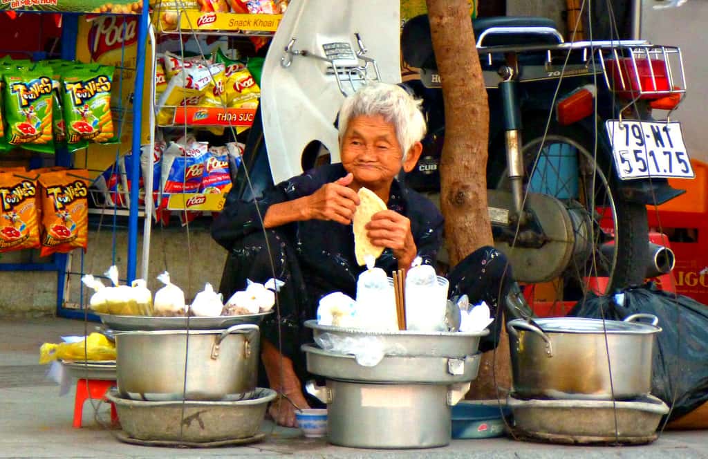 Вьетнамский торговец уличной едой