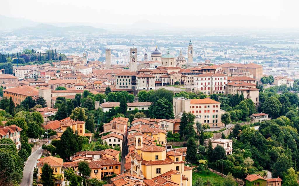 Вид с воздуха на городской пейзаж старого города Бергамо, Ломбардия, Италия