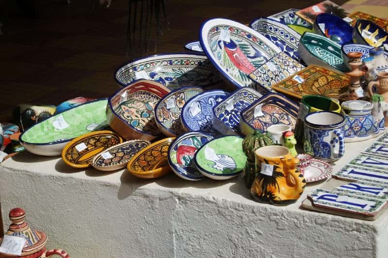 Посуда из керамики на рынке Хаммамеда, Тунис