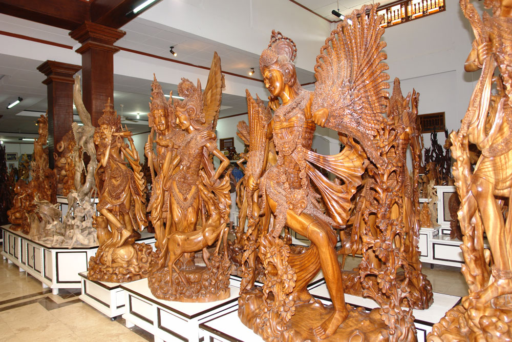 Сувениры из дерева на Бали ручной работы