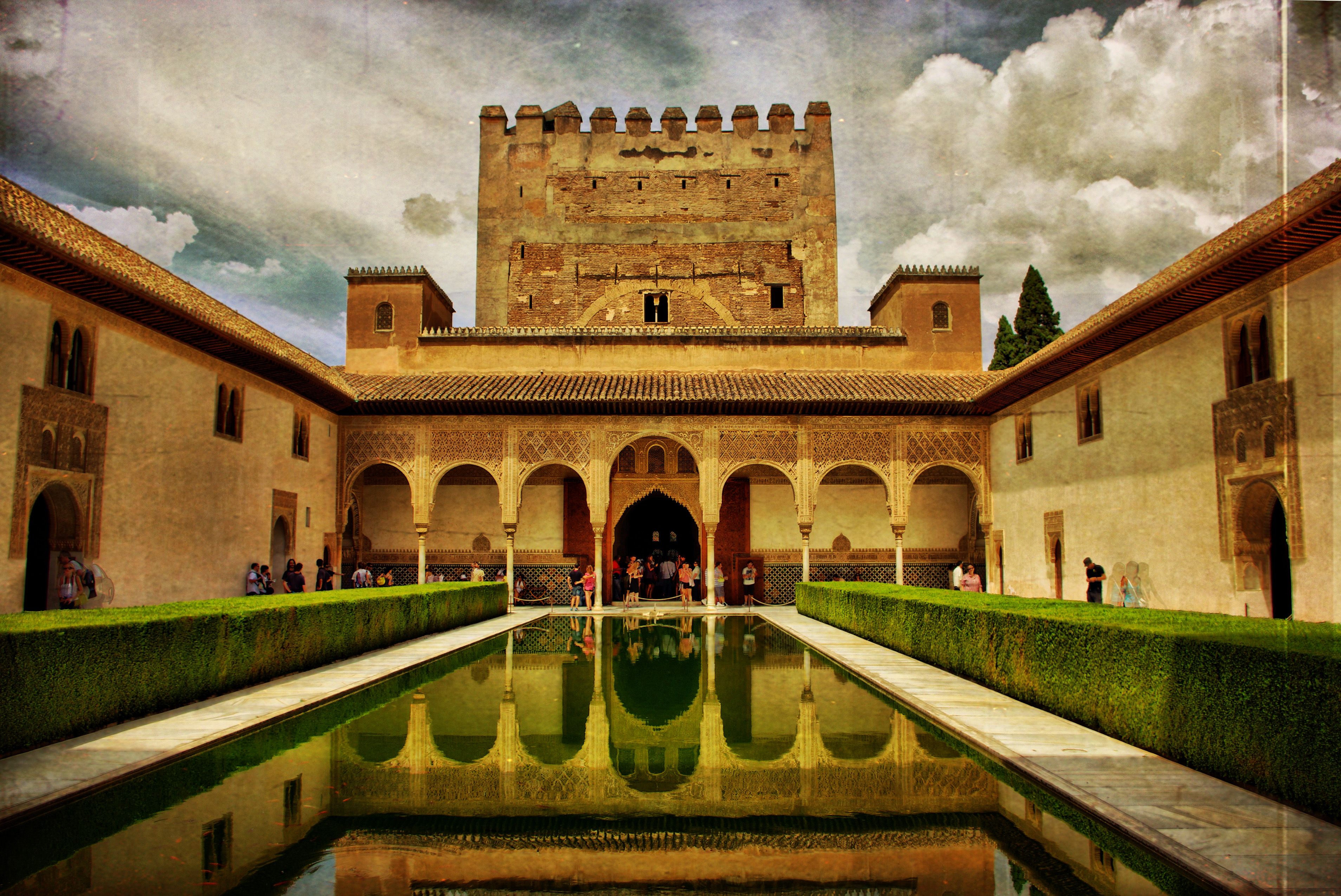 Alhambra palace. Альгамбра Испания. Альгамбра Гранада. Арабский дворец Альгамбра. Замок Альгамбра Испания.