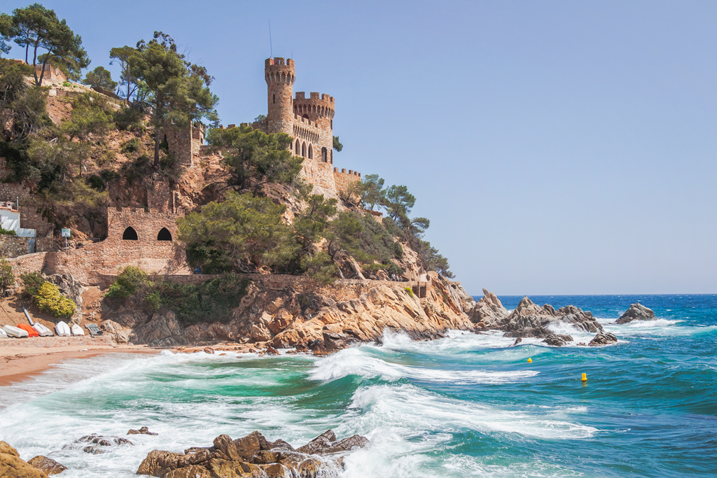 туристическая тропинка и дорога в Льорет Де Мар. Lloret De Mar