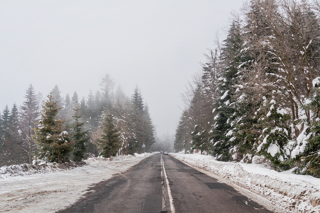 Польская проселочная дорога без пробок зимой