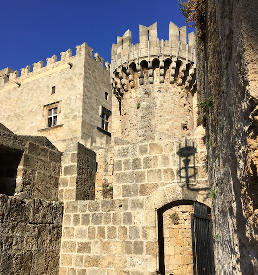 Крепостные башни на входе в старый город Родос