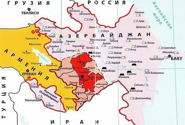 Территория Нагорного Карабаха — красный цвет; пунктиром отмечен пояс безопасности