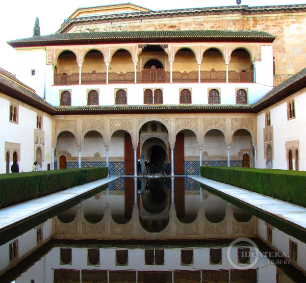 Бассейн в Альгамбре