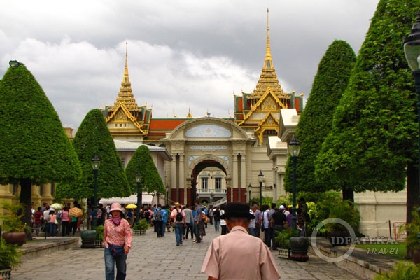 Вход в храмовый комплекс у королевского дворца в Бангкоке