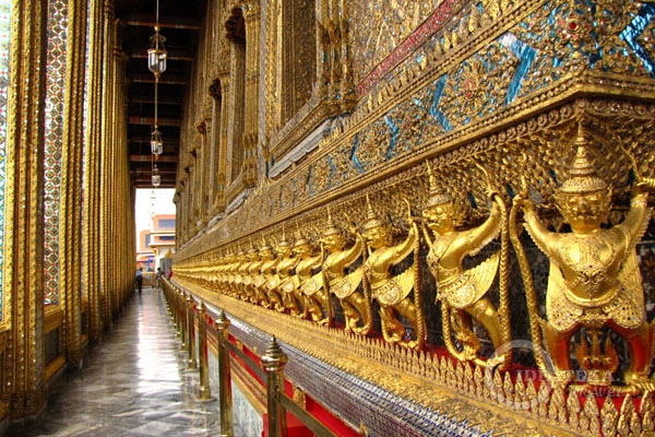 Стена храма Изумрудного Будды в Бангкоке