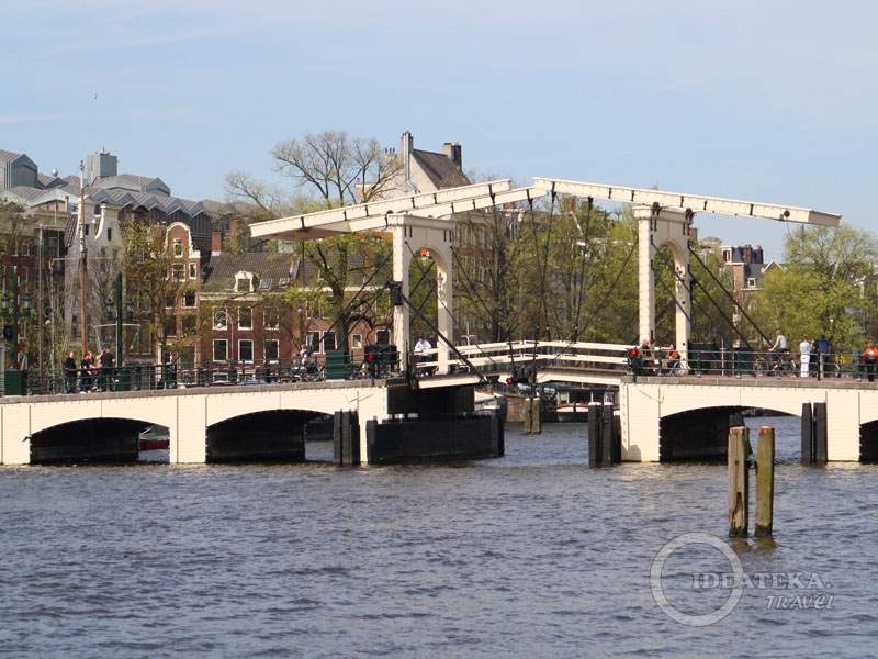 Мост в Амстердаме