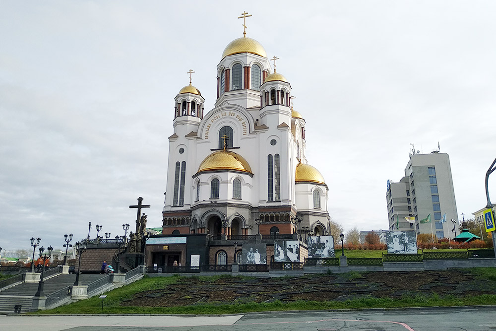 Храм на Крови. РПЦ хотела переименовать всю улицу перед ним в Царскую, но жители были против. Царской назвали только часть улицы, где стоят храмы и нежилые здания. Рядом есть еще один храм — Николая Чудотворца