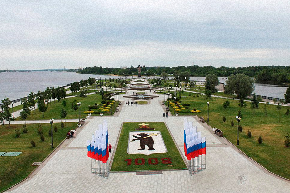 Стрелка в Ярославле: слева — Волга, справа — река Которосль. Вдали виден памятник в честь тысячелетия города. Местный герб выложен из цветов и камней