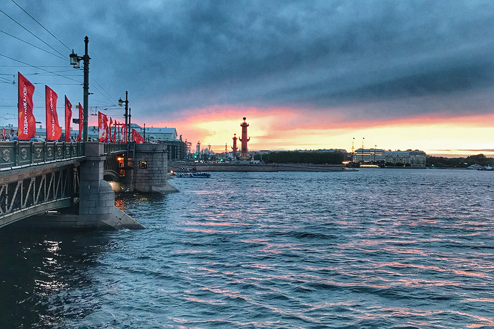 Санкт-Петербург называют городом белых ночей. Но жители соседней Республики Карелия считают, что они здесь ненастоящие и что карельские белые ночи белее питерских