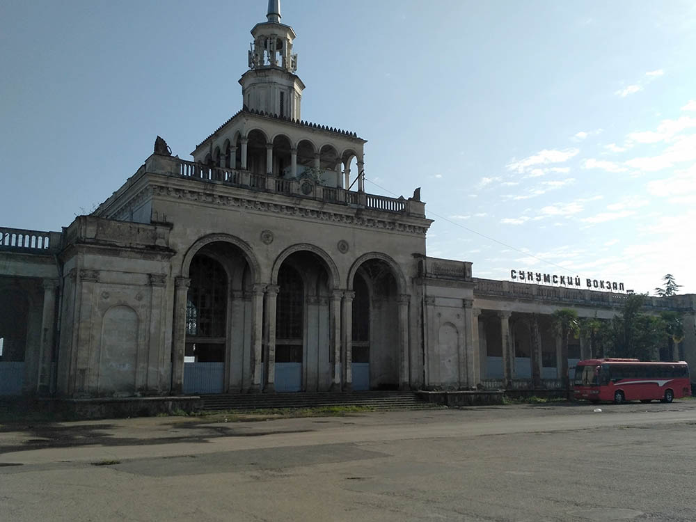 Железнодорожный и автовокзал в Сухуме. Это конечная станция для междугородних маршруток