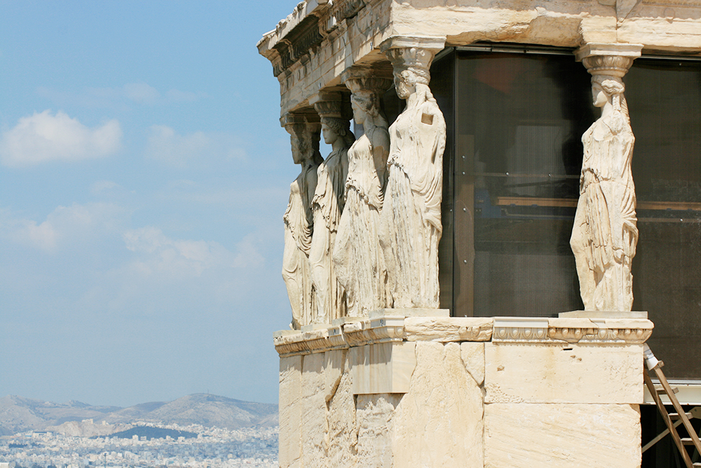 Святилище Эрехтейон — еще одно значимое сооружение Акрополя. Оно нравится мне больше всех из-за колонн в виде античных дев