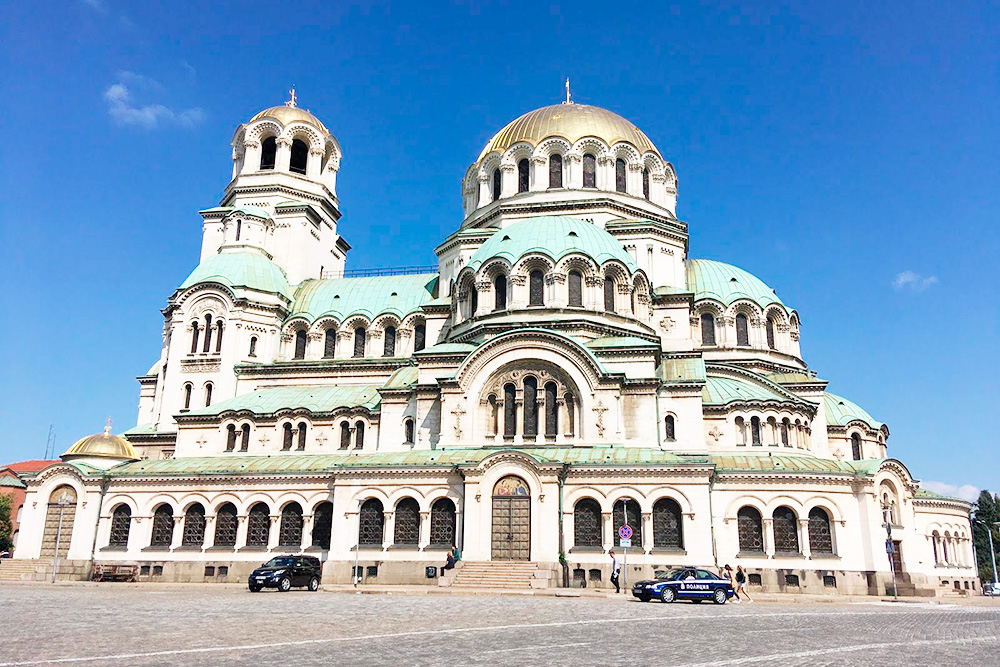 Вход в храм бесплатный, но если хотите сфотографировать внутреннее убранство, придется заплатить 10 левов