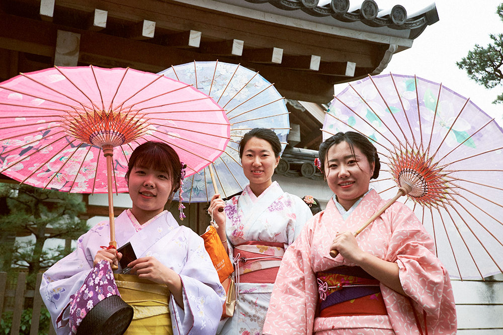 В квартале Асакуса японки часто ходят в традиционной одежде. Фото: Shutterstock