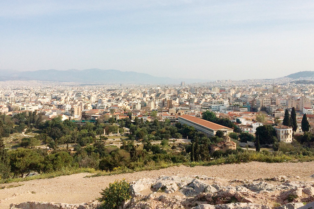 Вид с Акрополя на Афины. В центре города запрещено строить высотные дома, чтобы не загораживать легендарный холм