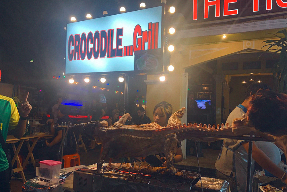 В Бангкоке стоит попробовать крокодила на гриле. Стейк обойдется в 300 ฿ (633 <span class=ruble>Р</span>), по вкусу похоже на курицу