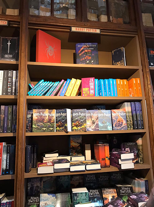 В магазине продаются книги про&nbsp;Гарри Поттера в разных переплетах и на разных языках