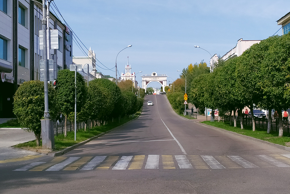 Вид на триумфальную арку «Царские ворота» в начале Арбата. Она была построена в честь приезда цесаревича Николая Александровича. В советское время арку снесли, но восстановили через 70 лет ко дню города