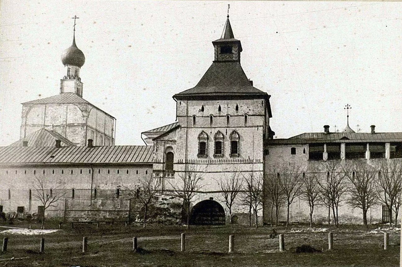 Кремль. Восточная стена кремля; церковь Спаса на Сенях и Водяная башня