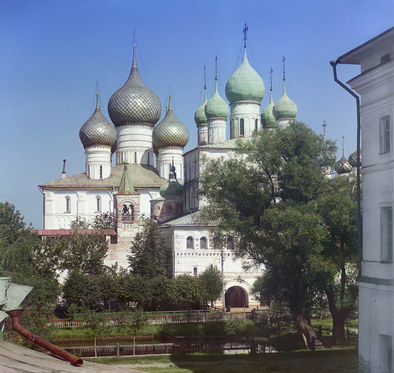 Кремль. Церковь Воскресения и Успенский собор. Вид со стены