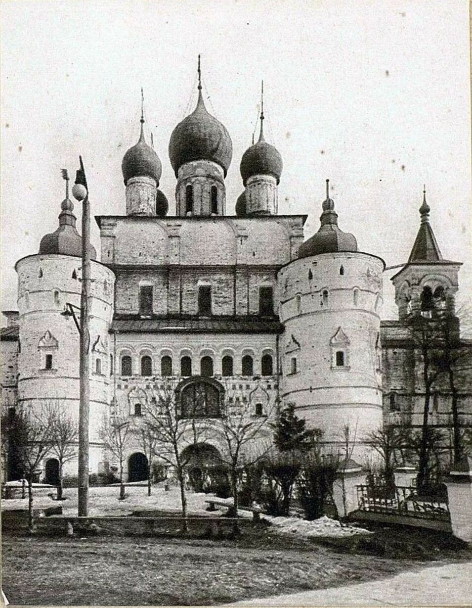 Кремль. Церковь Воскресения Христова на северной стене кремля