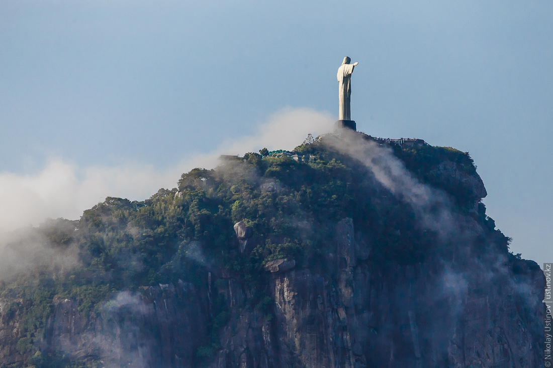 Рио вид на статую Христа снизу