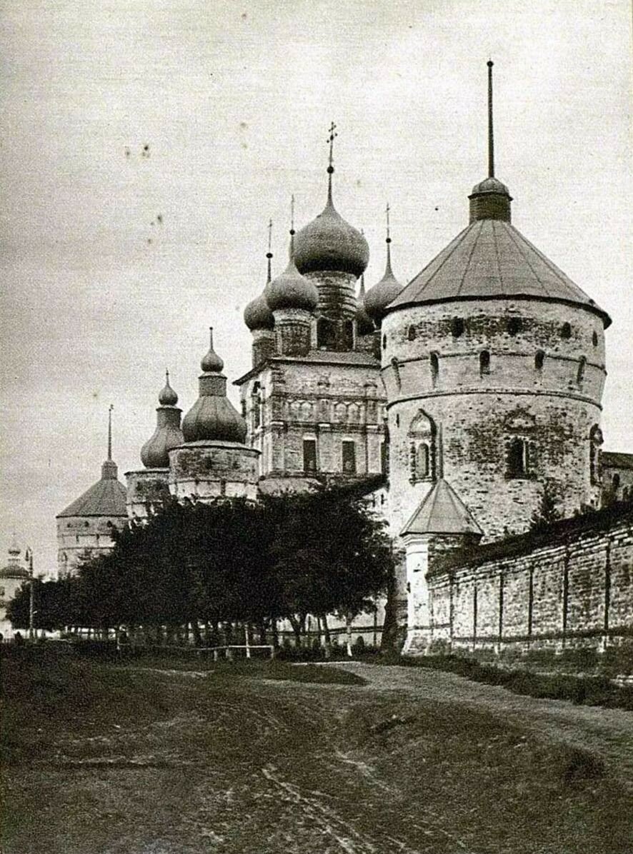 Кремль. Западная стена кремля и церковь Иоанна Богослова