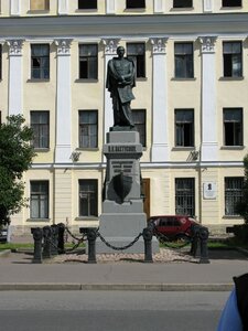 Что посмотреть в Кронштадте - памятник П. К. Пахтусову