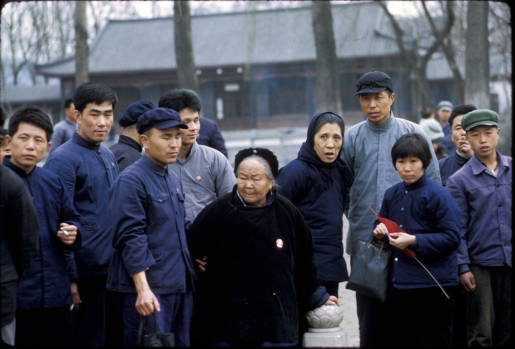 Jinan Leaping Spring Park－Multi-generation family outing. March 21, 1972.jpg