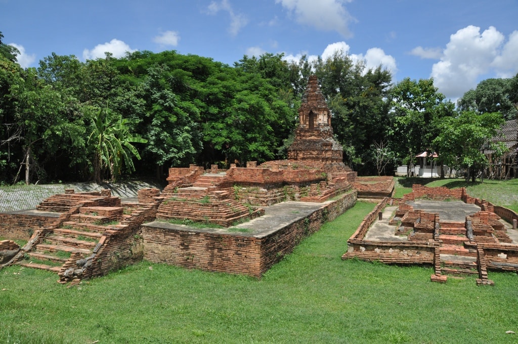 В Таиланде даже древние развалины в чистоте и порядке