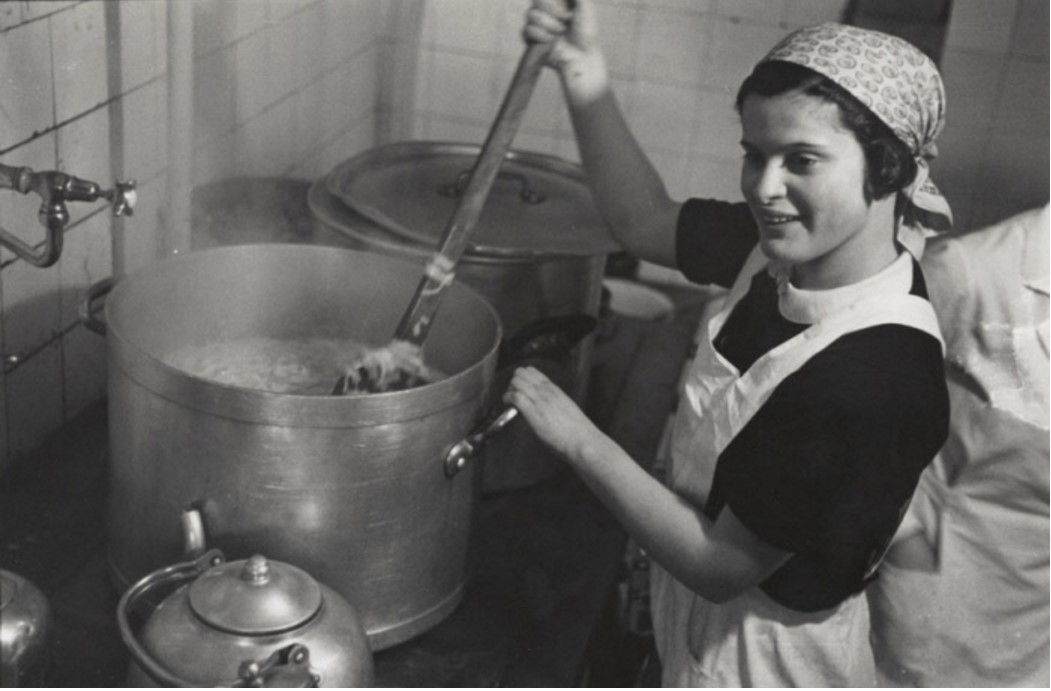1938. Женщина на кухне фермы для немецкой еврейской молодежи, ожидающей очереди на иммиграцию. Бранденбург, Германия