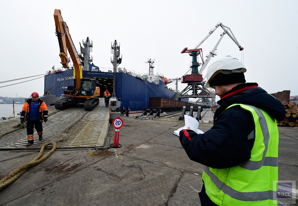 Главный морской порт сэр. Универсальный терминал ПАО ВМТП. ВМТП Владивосток. Порт ВМПТ Владивосток. Подход флота ВМТП.