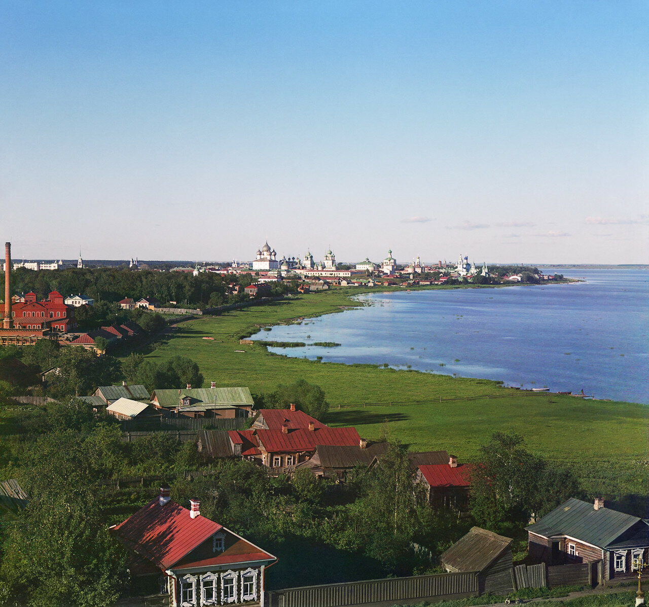 Общий вид на побережье и Кремль с колокольни Спасо-Яковлевского монастыря