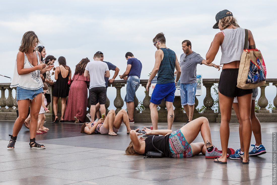 Туристы фотографируются у статуи Христа в Рио