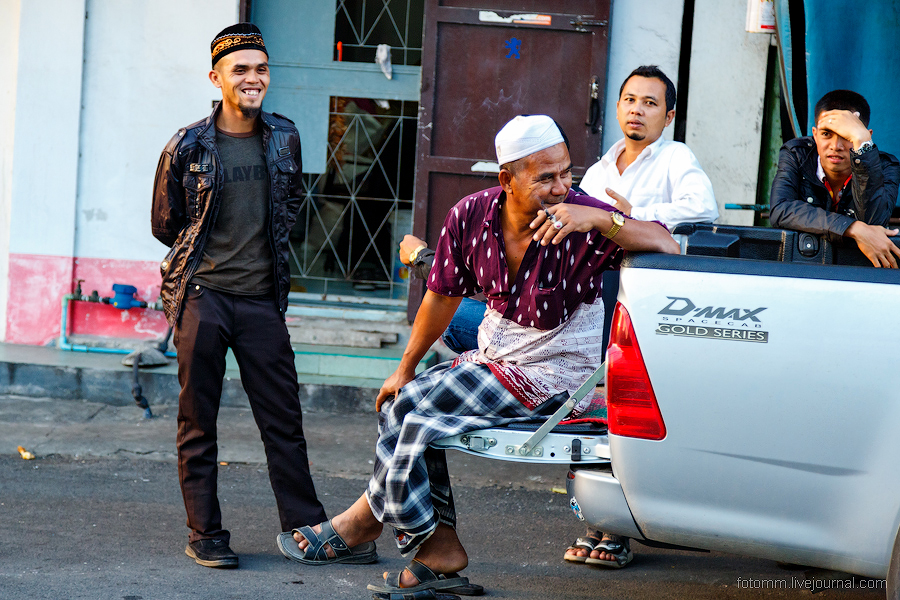 Тайцы улицы. Тайские люди на улице. Таиланд люди на улицах. Тайские люди на улице мужчины. Обычные люди на улице Тайланда.