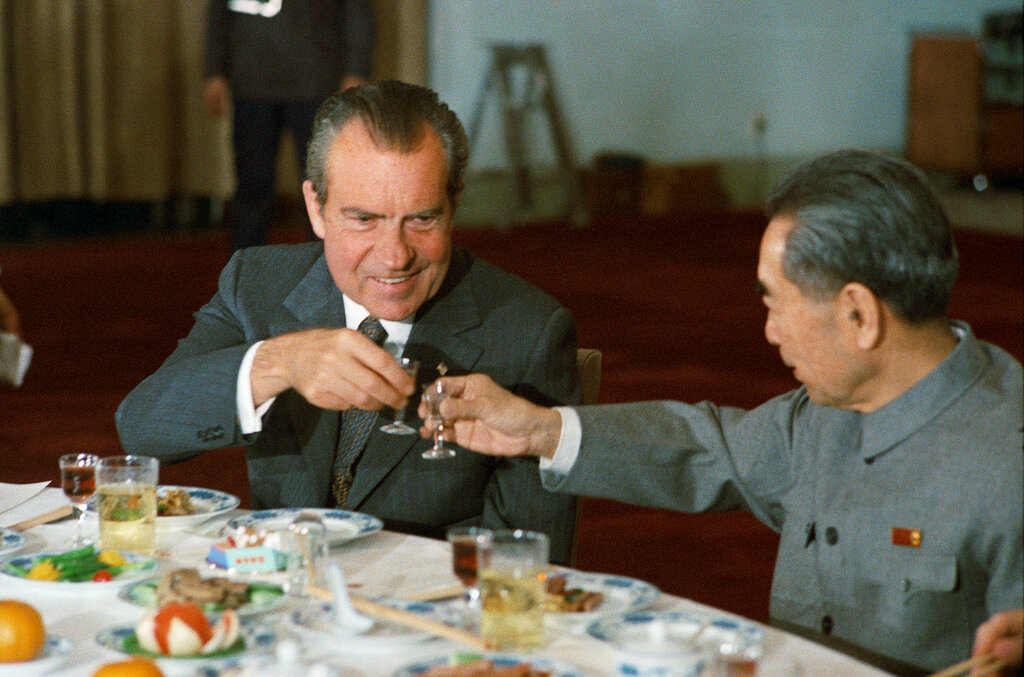 1972 Никсон и премьер Джоу Эньлай.jpg
