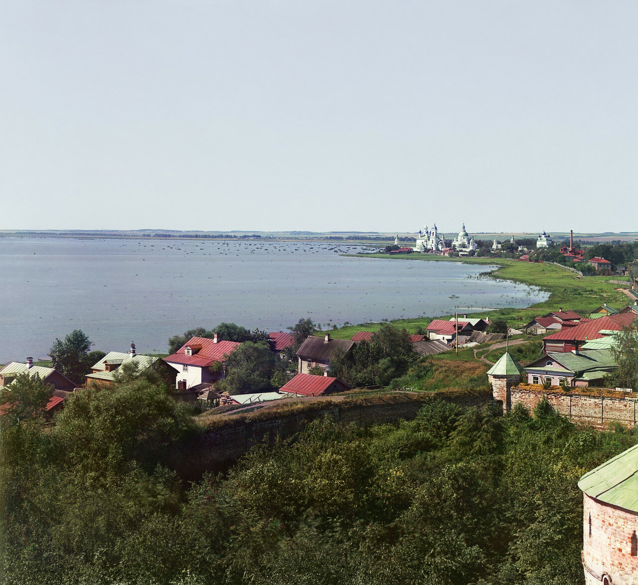 Вид на Спасо-Яковлевский монастырь с вышки Ростовского музея в Кремле