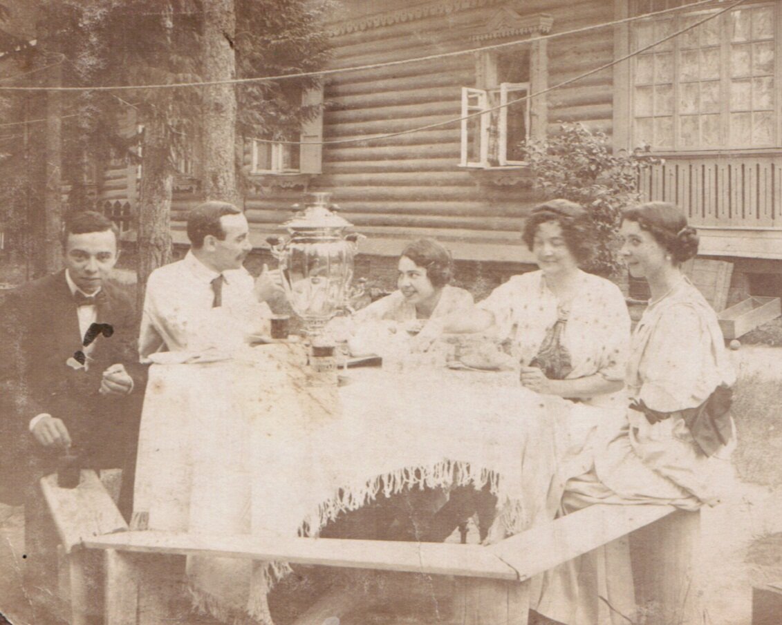 1900-е годы. Чаепитие на даче